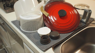 キッチンタオルの上にお鍋などを置いて自然乾燥させている画像