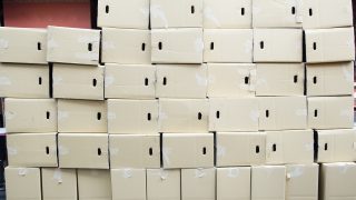 大量の空き箱が積まれている画像
