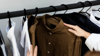 クローゼットの中の洋服を選んでいる画像